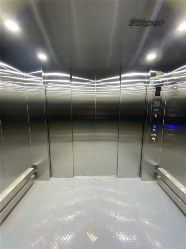 Thang máy tải hàng kèm người VTL01