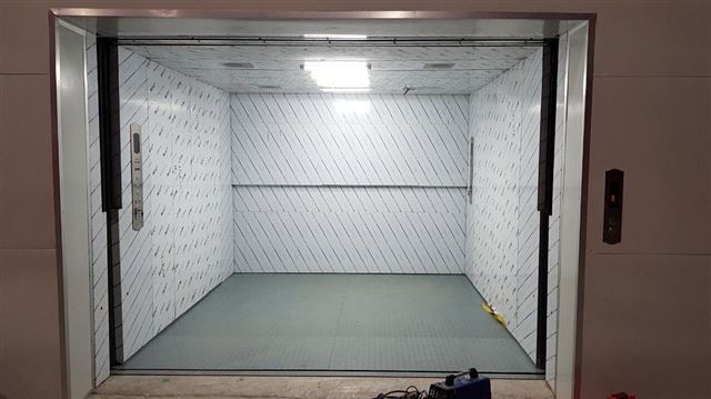 Thang máy tải hàng kèm người VTL03