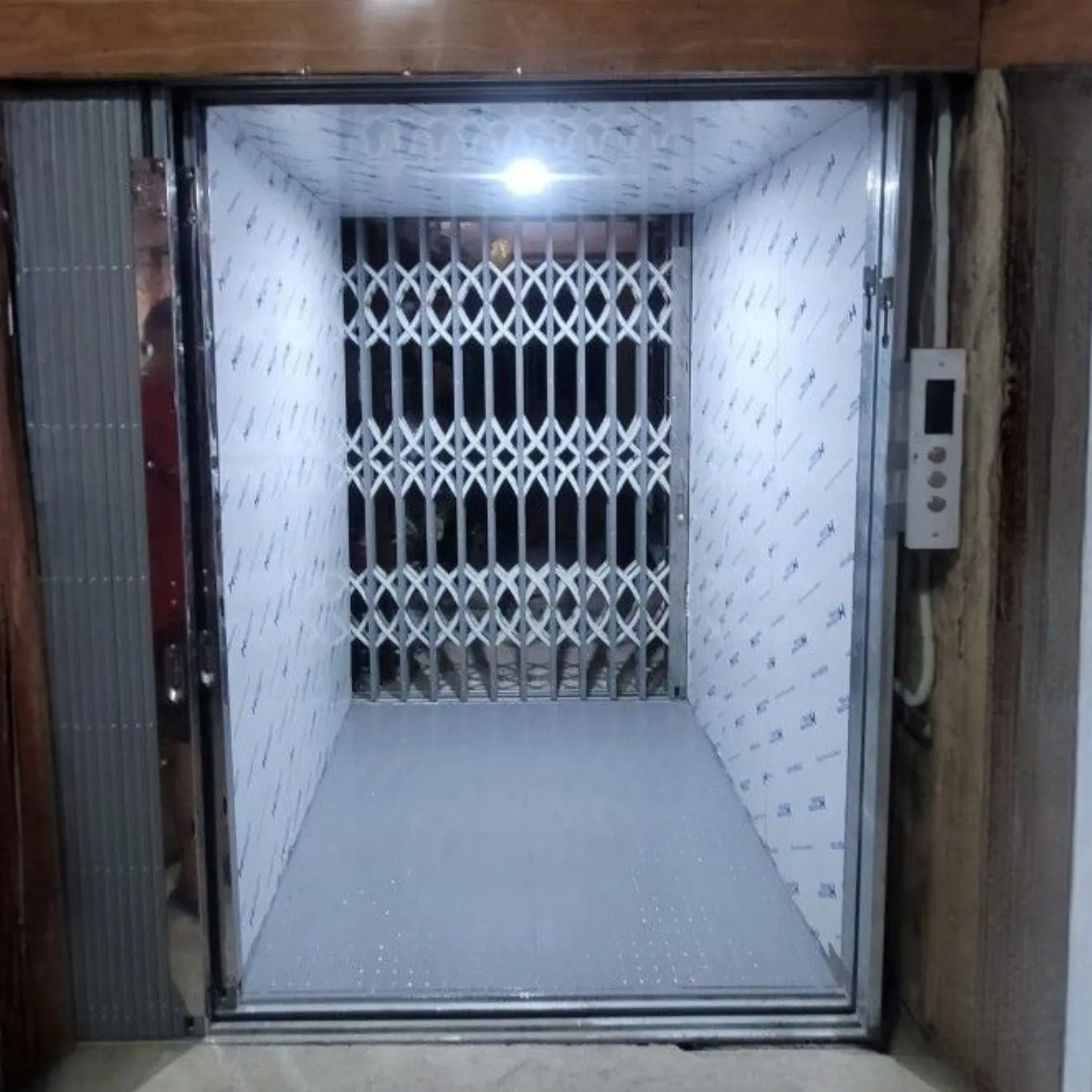 Thang máy tải hàng cửa xếp tải trọng 1000kg- NT-P1000-1500-2