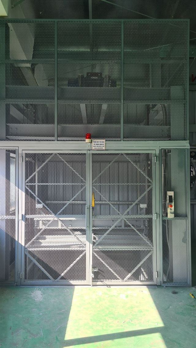 Thang tời hàng 2000kg-2 tầng - Cửa khung hộp 2 cánh bọc lưới an toàn