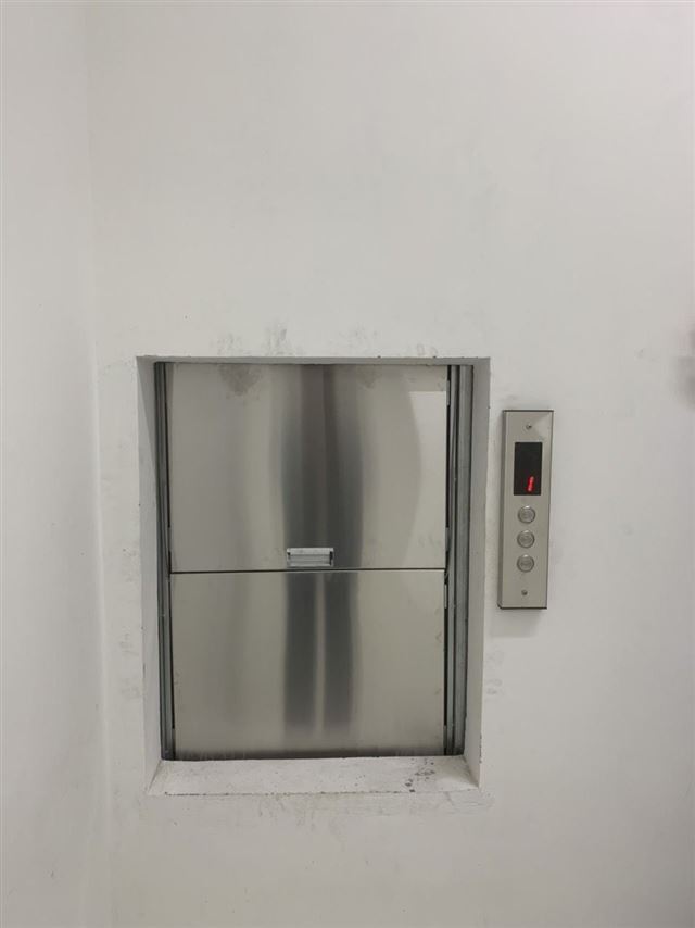 Thang máy tải thực phẩm 100kg 02 điểm dừng