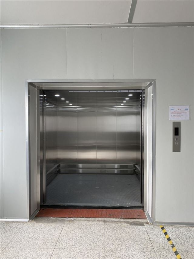 Thang máy tải hàng kèm người