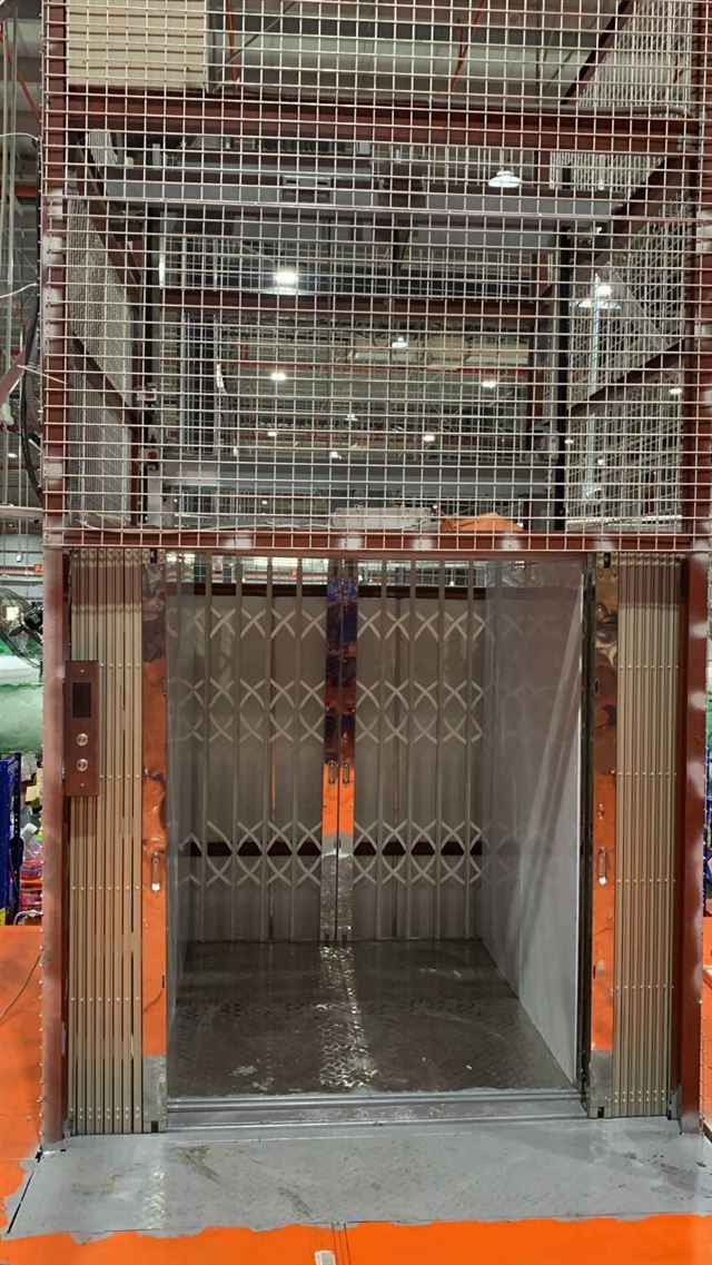 Thang tải hàng 750kg cho nhà máy - kho - xưởng sản xuất