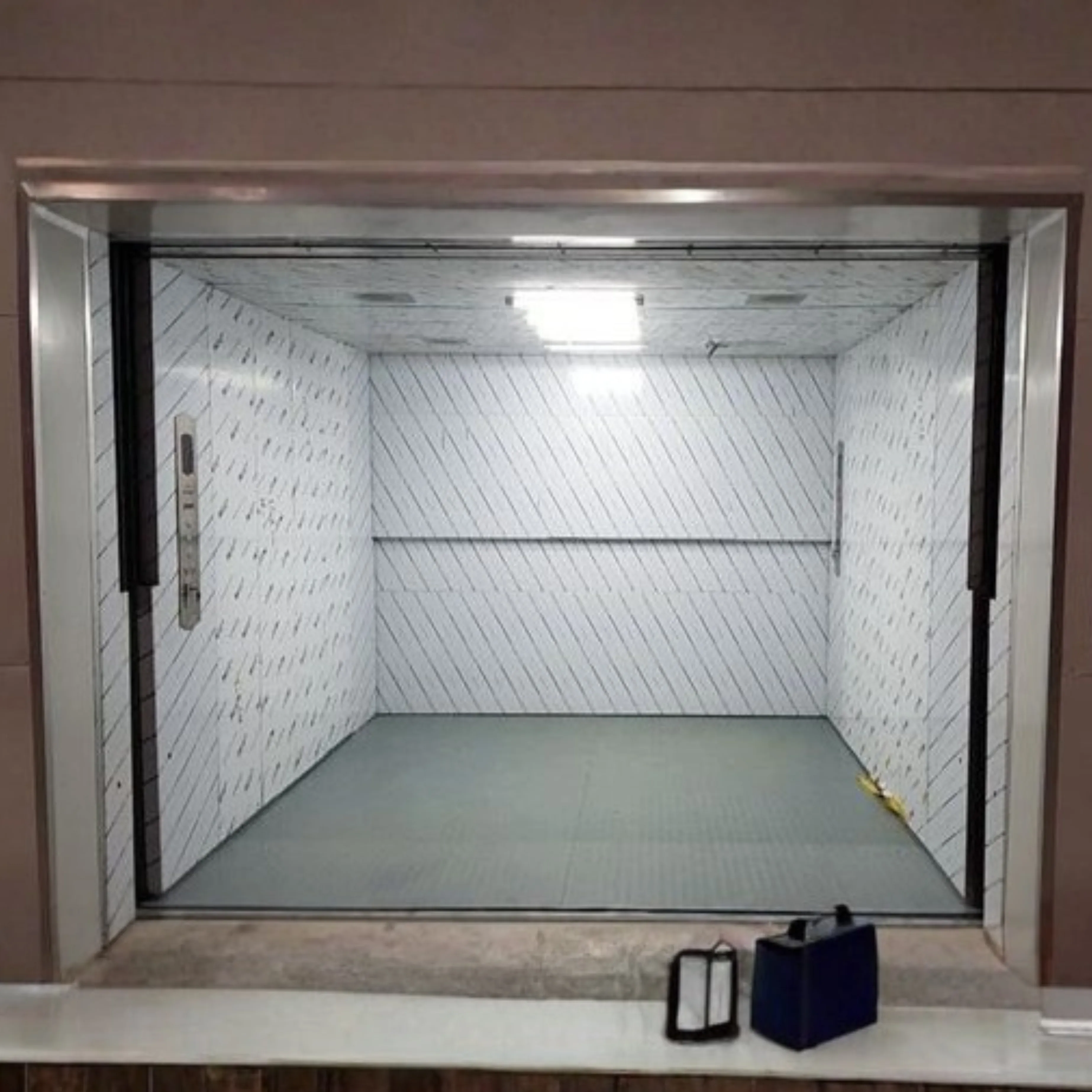 Thang máy tải hàng kèm người