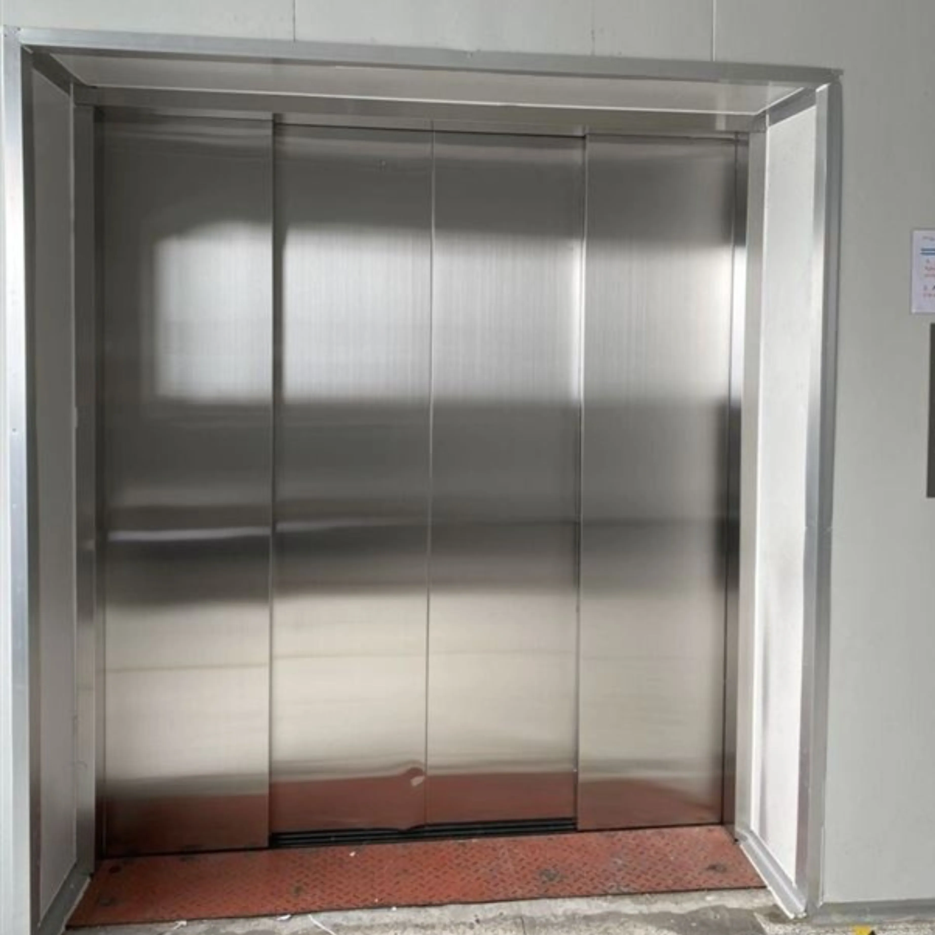 Thang máy tải hàng kèm người