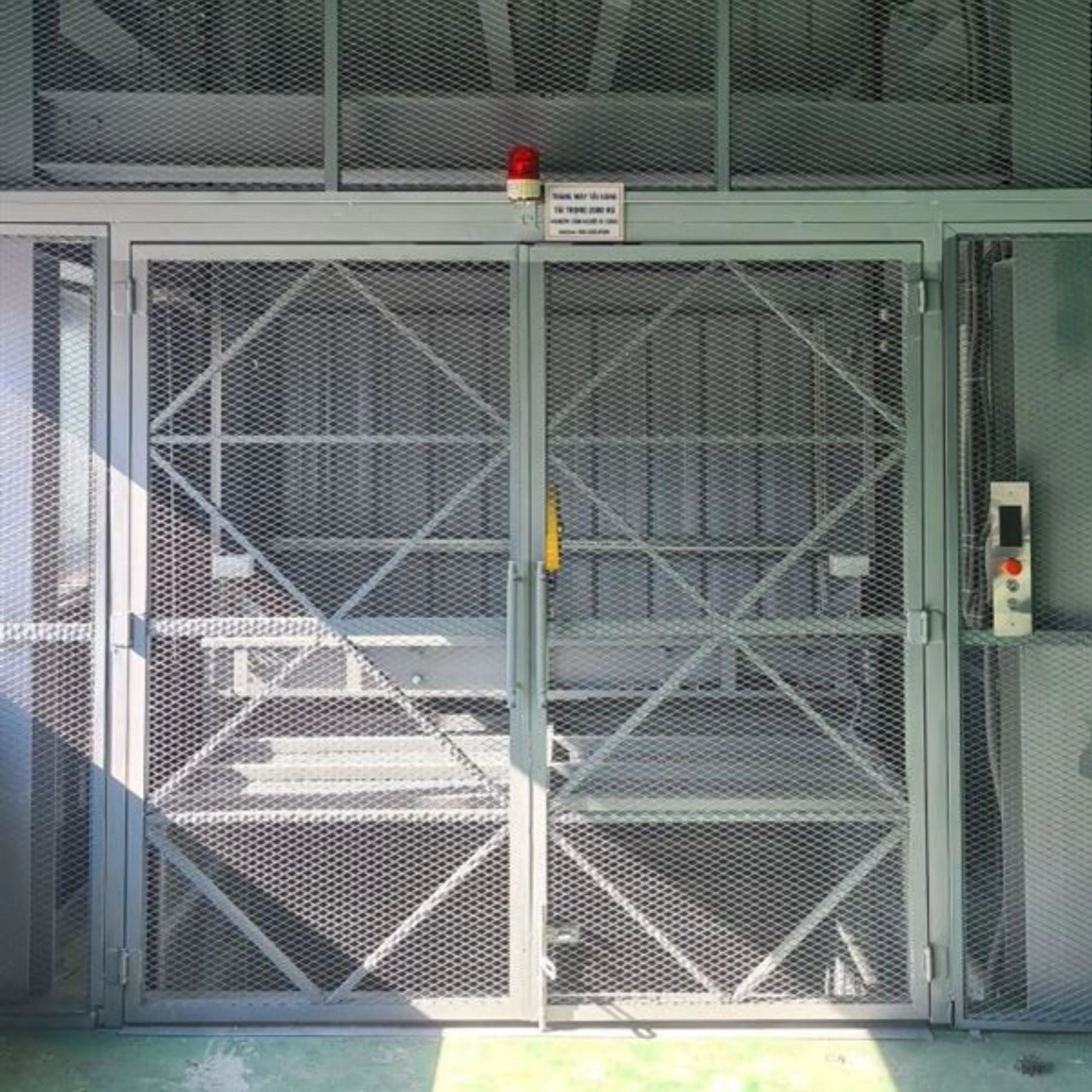 Thang tời hàng 2000kg-2 tầng - Cửa khung hộp 2 cánh bọc lưới an toàn